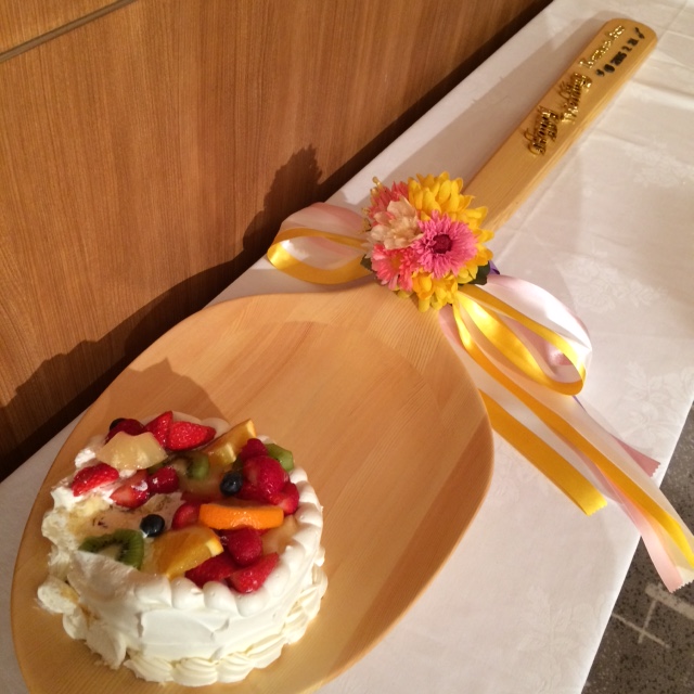 ウエディングケーキに入刀の後に 巨大スプーン でファーストバイト 大阪の結婚式情報